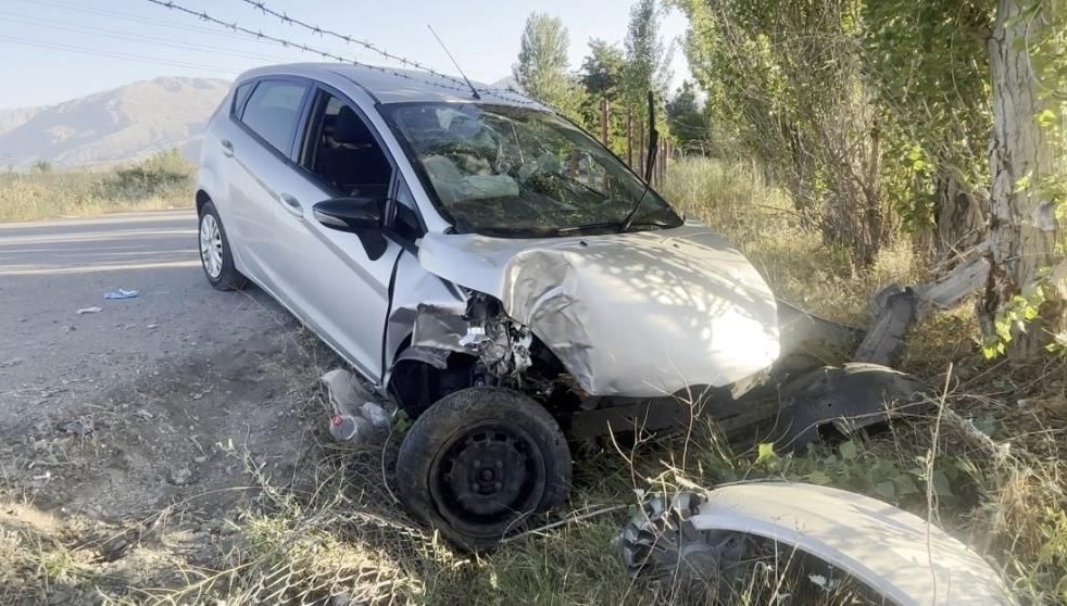 Erzincan'da şoförünün direksiyon hakimiyetini kaybettiği araba, denetimden çıkarak savruldu. Kazada