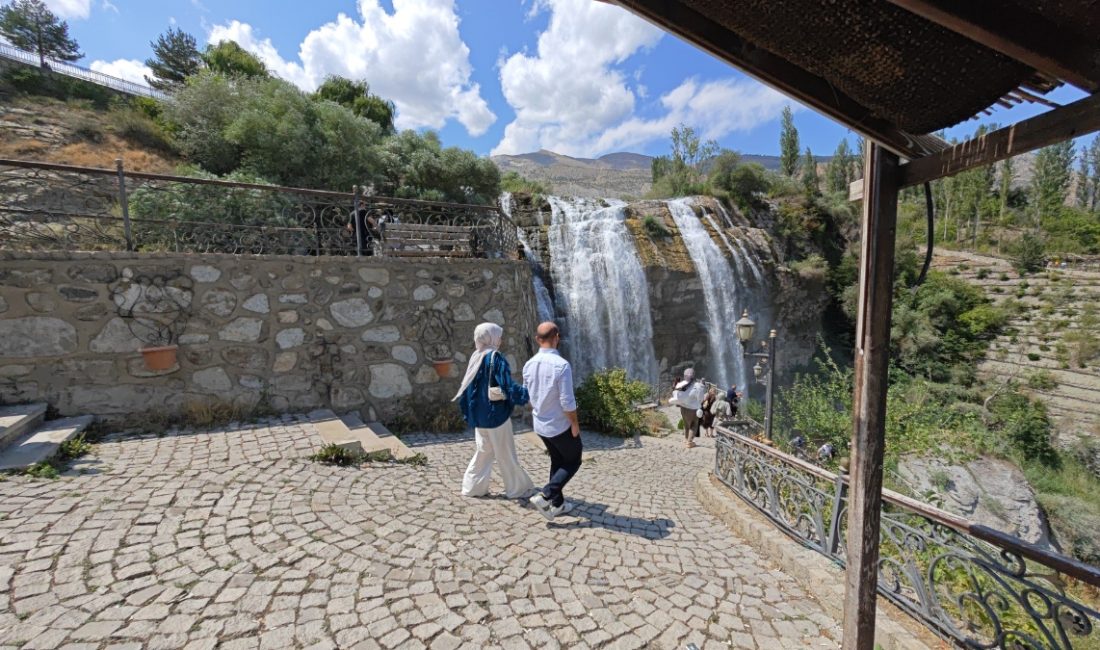 Türkiye'nin en büyük şelalesi pozisyonunda olan Tortum Şelalesi, su düzeyinin