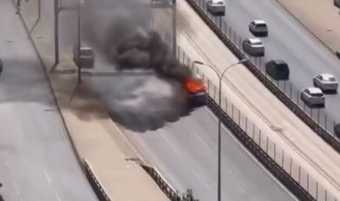 İstanbul Esenyurt E-5’te bir kamyonet yanarak ilerleyince trafik tehlikeye girdi;