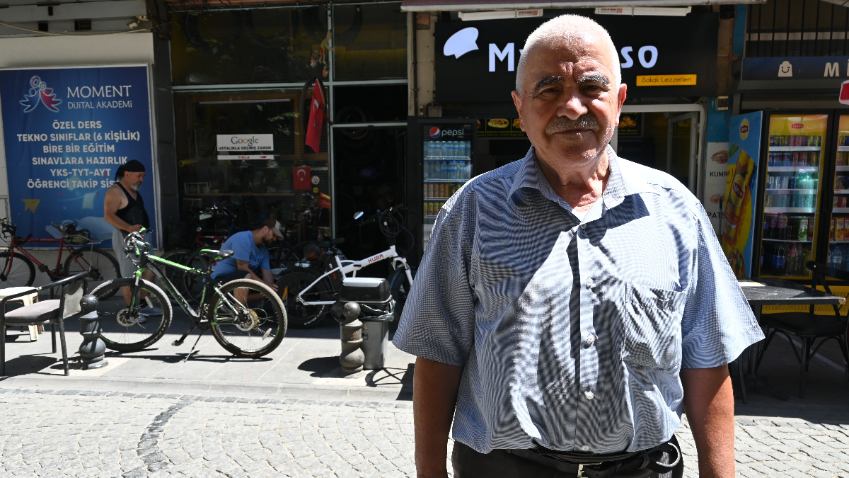 Eskişehir'de yaşayan Osman Menekşe, kanser olan bisiklet tamircisi arkadaşı için