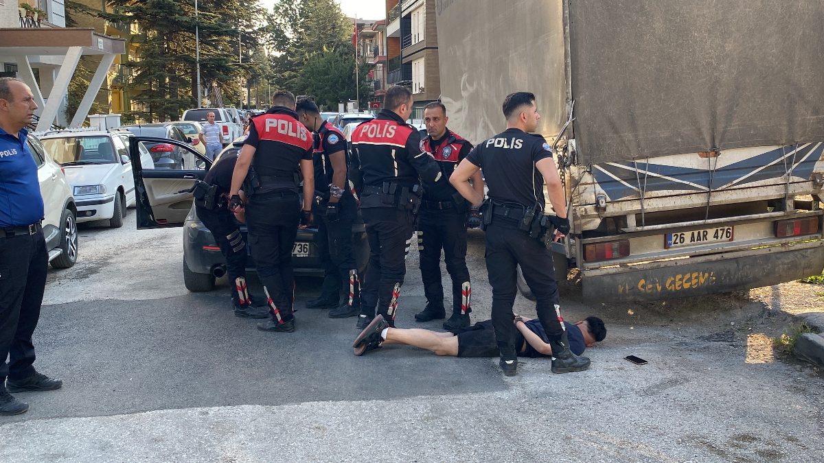 Odunpazarı ilçesinde 'dur' ihtarına uymayıp polisten kaçarken araç içindeki hassas