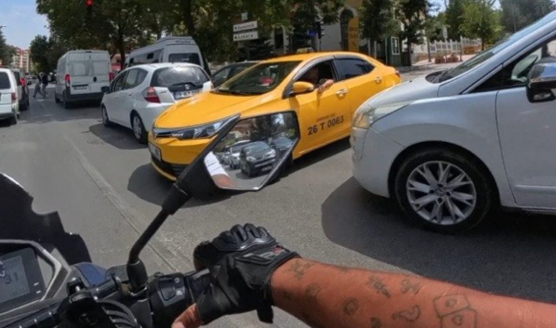 Odunpazarı ilçesinde trafikteki araçların ortasından çıkan taksi sürücüsü ile motosikletli