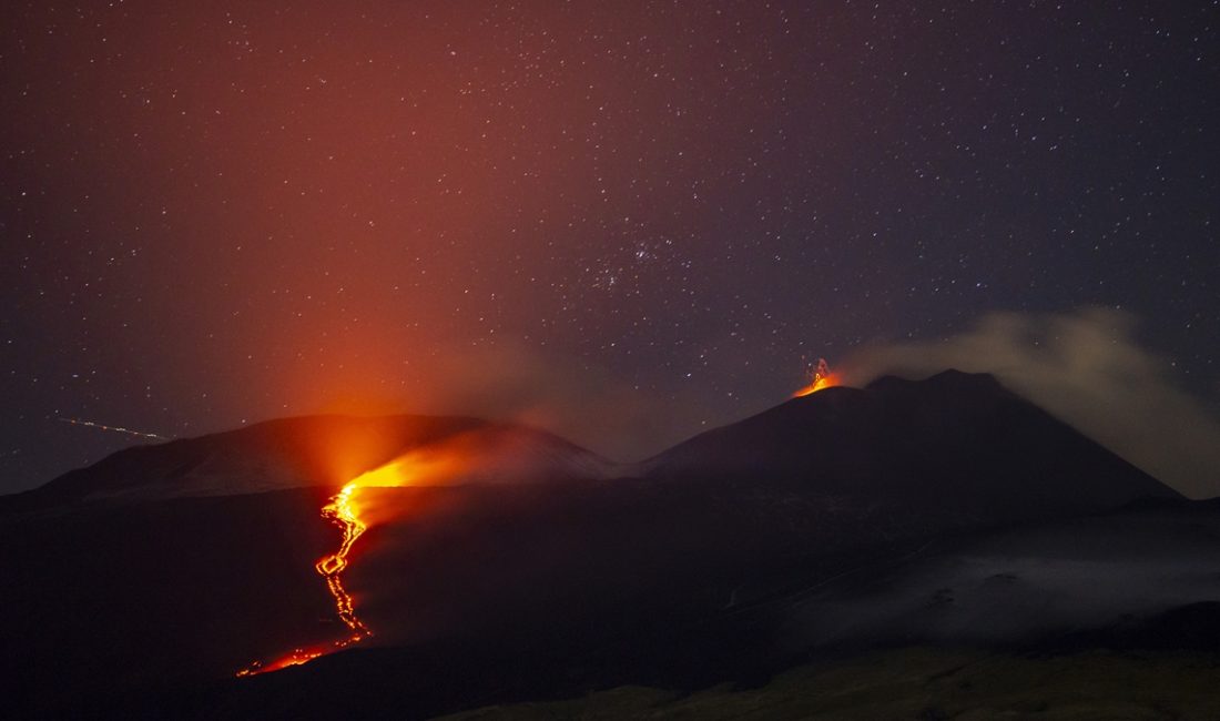İtalya'nın güneyindeki faal yanardağlardan Etna tekrar harekete geçti. Etna'nın, dün