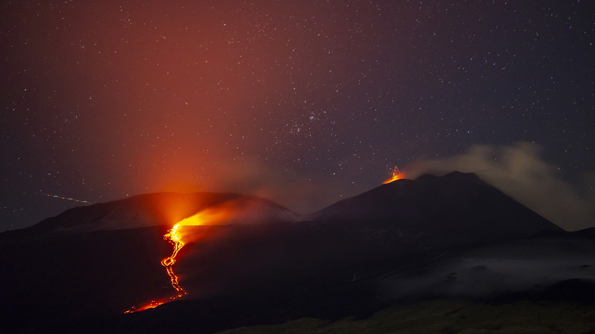 İtalya'nın güneyindeki faal yanardağlardan Etna tekrar harekete geçti. Etna'nın, dün