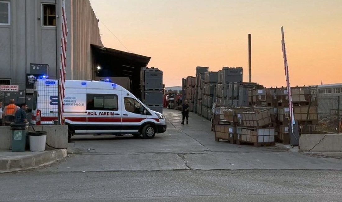 Eskişehir'in bir fabrika çalışanı, makineye sıkışarak can verdi.