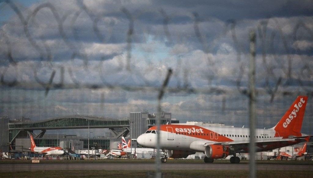 İngiltere'deki Manchester Havalimanı’nda iki uçak taksi yaparken kanatlarının birbirine çarpması