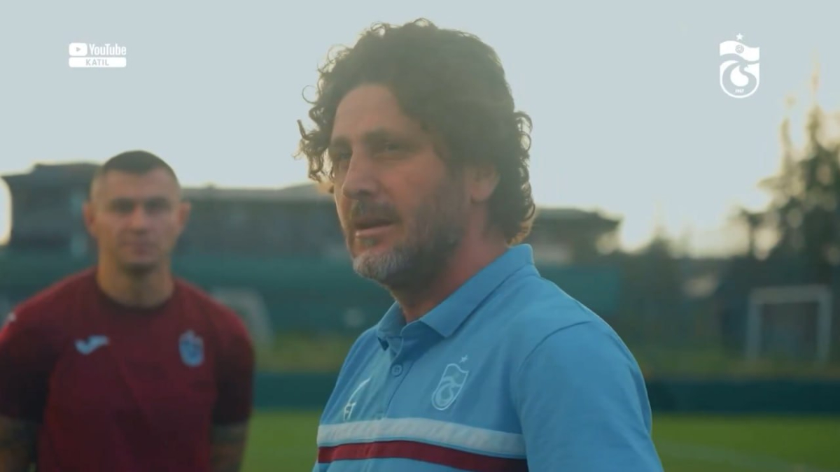 Geçtiğimiz günlerde idmana parfüm sıkarak gelen oyuncuyu aramasıyla gülümseten Trabzonspor