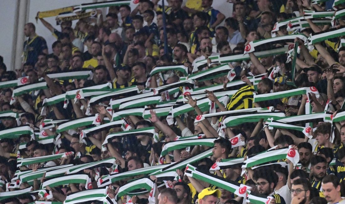 Fenerbahçeli taraftarlar, Filistin'i unutmadı. Benfica müsabakası öncesinde tribünlerde "Stop The