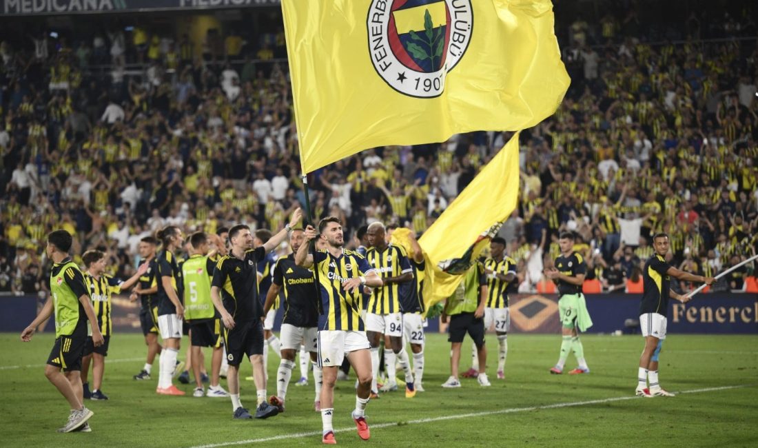 Fenerbahçe, UEFA Şampiyonlar Ligi elemesinde Feyenoord'u 5 golle mağlup ederken,