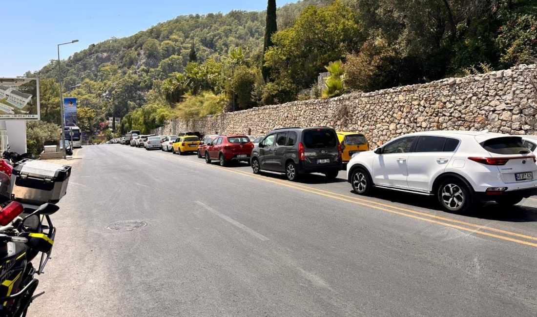 Muğla'da Fethiye-Ölüdeniz Karayolu'nda tatilciler yaklaşık üç kilometrelik araç kuyruğu oluşturdu.