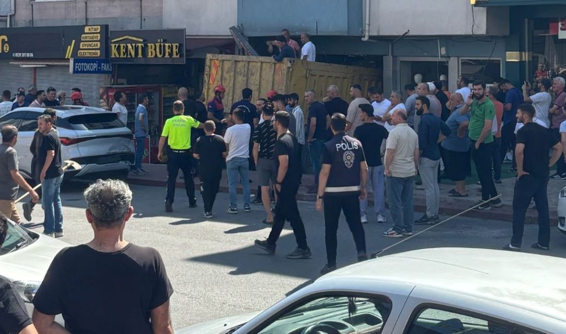 Zonguldak'ın Ereğli ilçesinde bir kamyonun freni boşalınca park halindeki iki