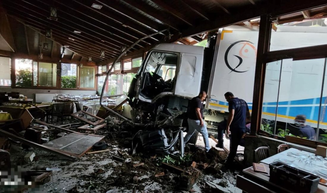 Hatay'da freni tutmayan kamyon, park halindeki vidanjöre çarpıp, restorana girdi.