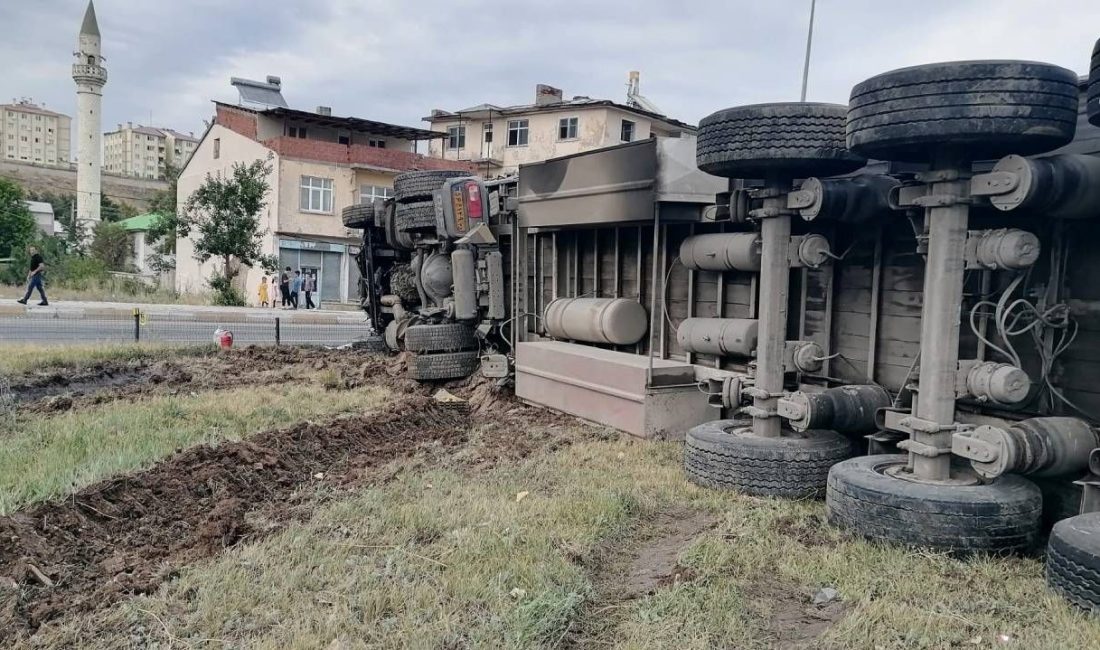 Erzurum’un freni boşalan TIR dehşet saçtı. Araç içerisinde sıkışan şoför