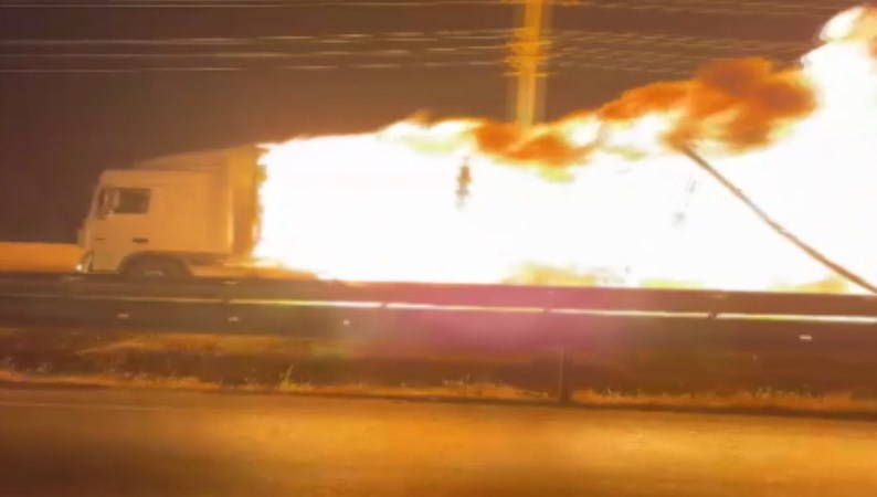 Samsun'da bir TIR'ın dorsesinde yangın çıktı. TIR şoförü, frenleri tutmayan