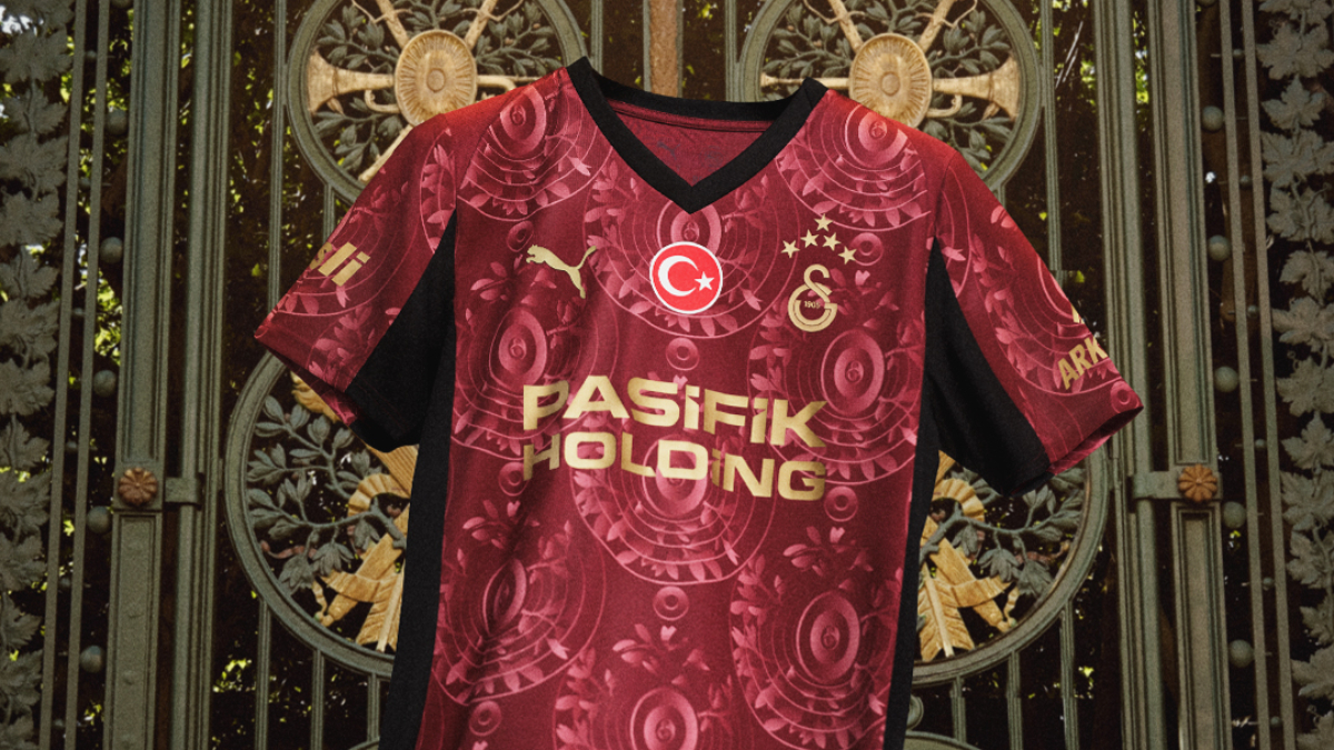 Galatasaray Kulübü, iç saha ve deplasman formalarının akabinde alternatif formasını
