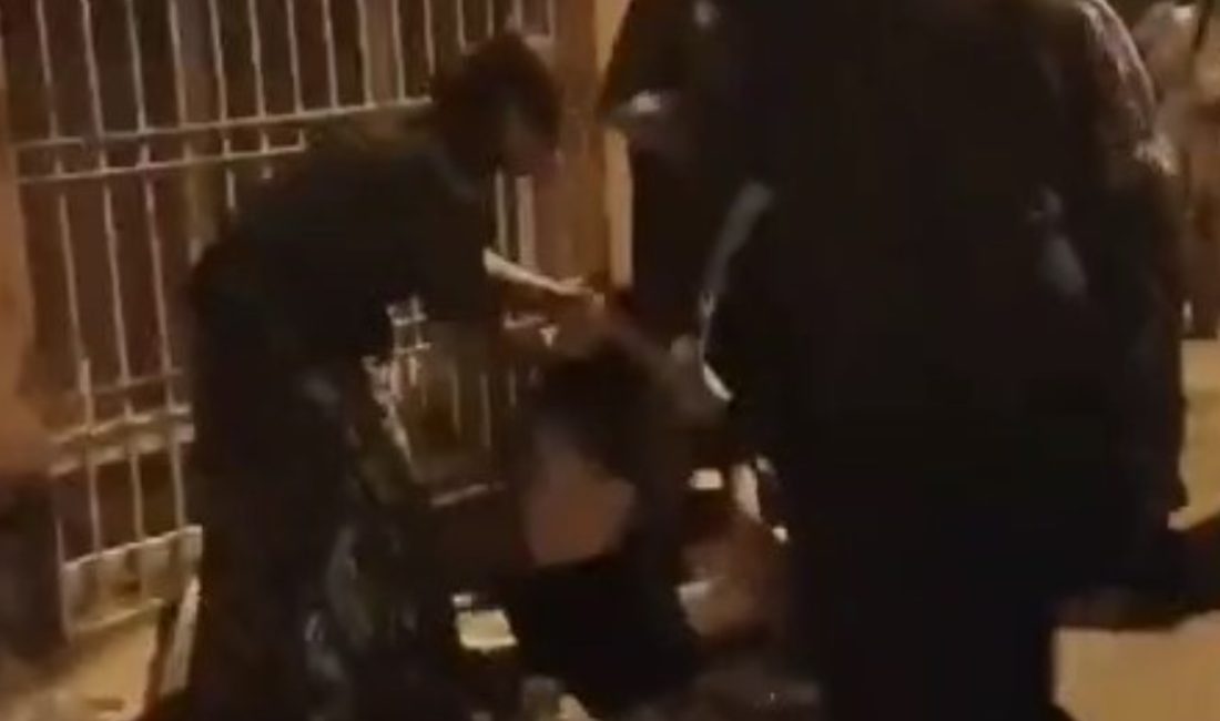 Şahinbey ilçesinde  4 bayan, sokakta oturan diğer bir bayanı