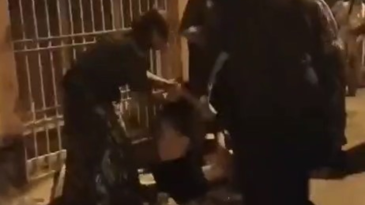 Şahinbey ilçesinde  4 bayan, sokakta oturan diğer bir bayanı