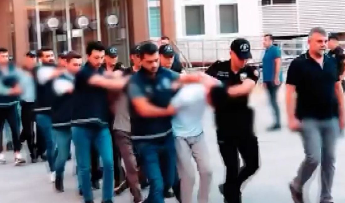 Kentte, organize bir halde araçlarla takip ettikleri esnafa çarparak, kaza