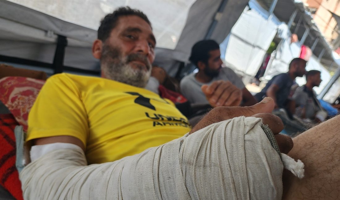Gazze'de Han Yunus'taki Nasır Hastanesi'nin kapasitesini aşmasının akabinde yaralılar, çadırlarda