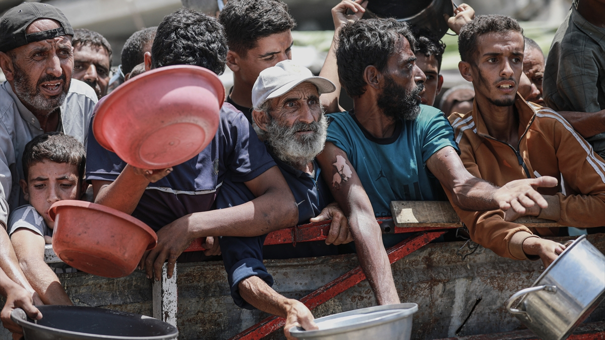 İsrail'in insani yardım girişini kısıtladığı Gazze'de açlık krizi derinleşirken dünya