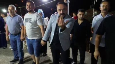 Halay çektiği esnada kendisini görüntüleyen 'drone'a para takmak isteyen düğün