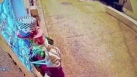 Bursa’nın Osmangazi ilçesinde palyaço kılığına giren bir kişi, elinde bıçakla