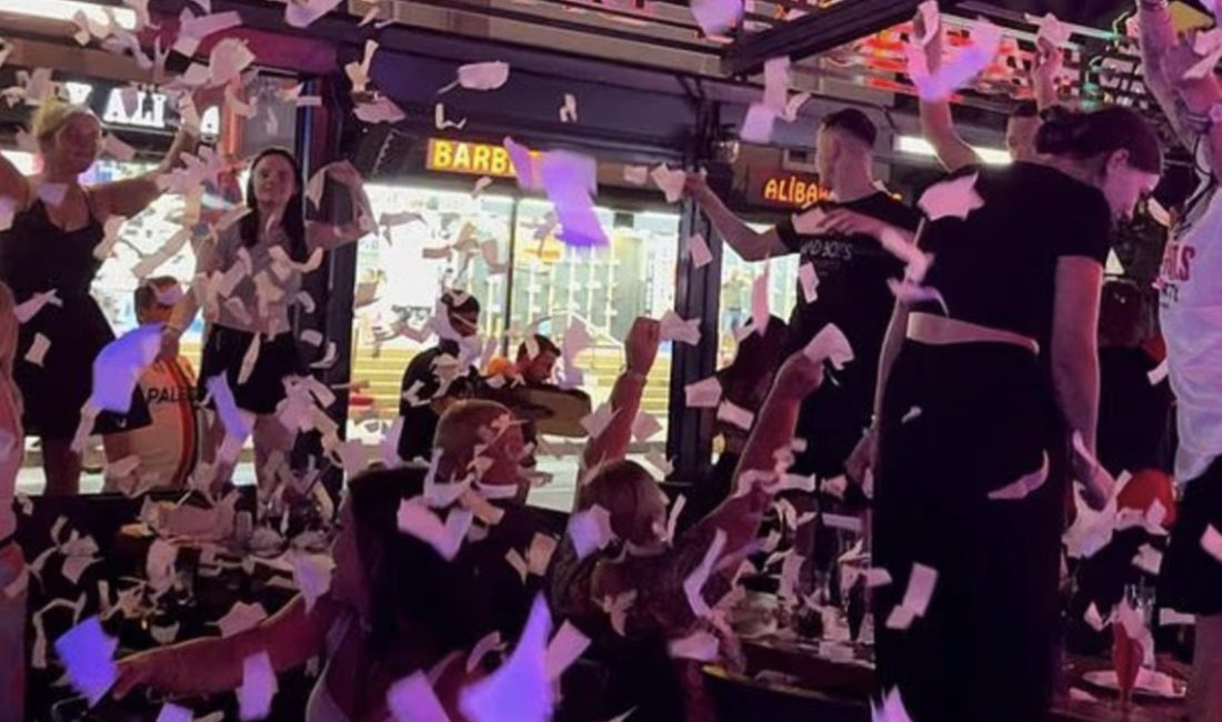 Marmaris'te birçok yerdeki erkek çalışanların müstehcen dans manzaraları, yaz döneminin