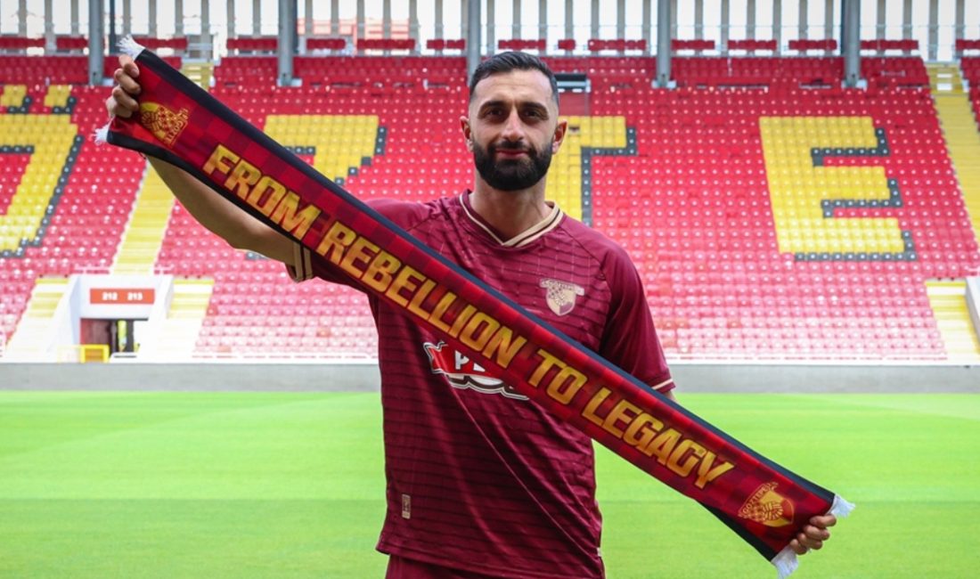 Süper Lig takımlarından Göztepe, orta saha oyuncusu Efkan Bekiroğlu ile