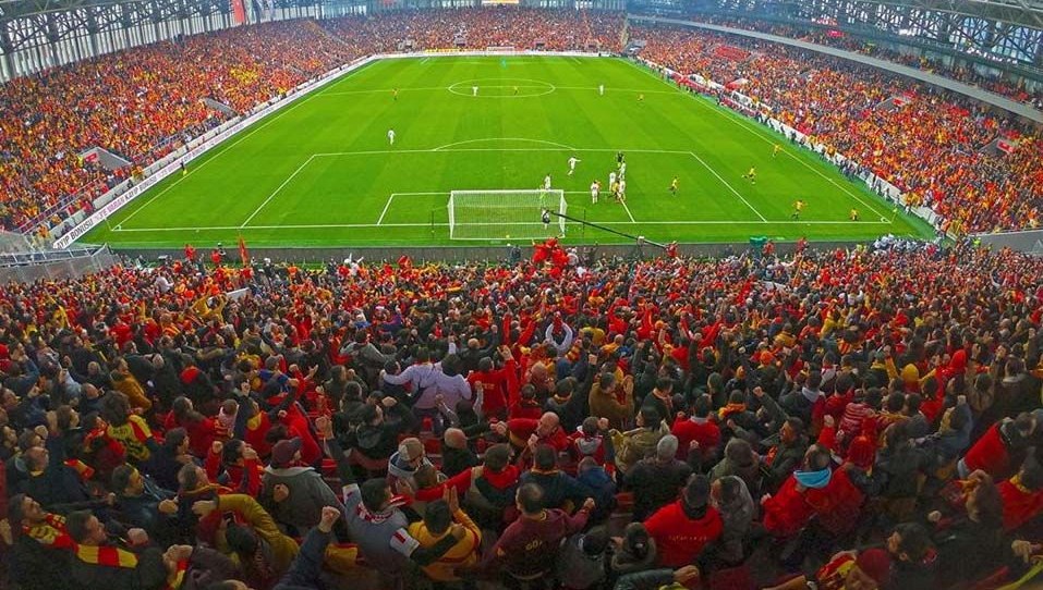 Göztepe, Üstün Lig'in yeni döneminde taraftarıyla Fenerbahçe maçında kavuşacak.