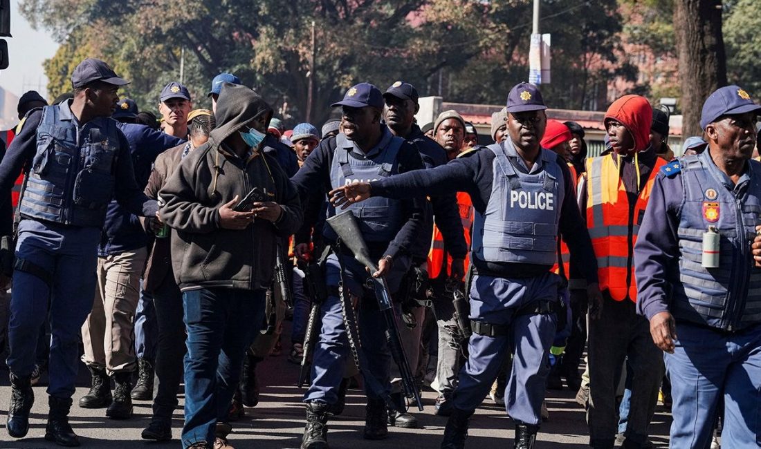 Güney Afrika Cumhuriyeti'nde belediyeye ilişkin konutlardan tahliye edilmek istenenlerin hareketinde