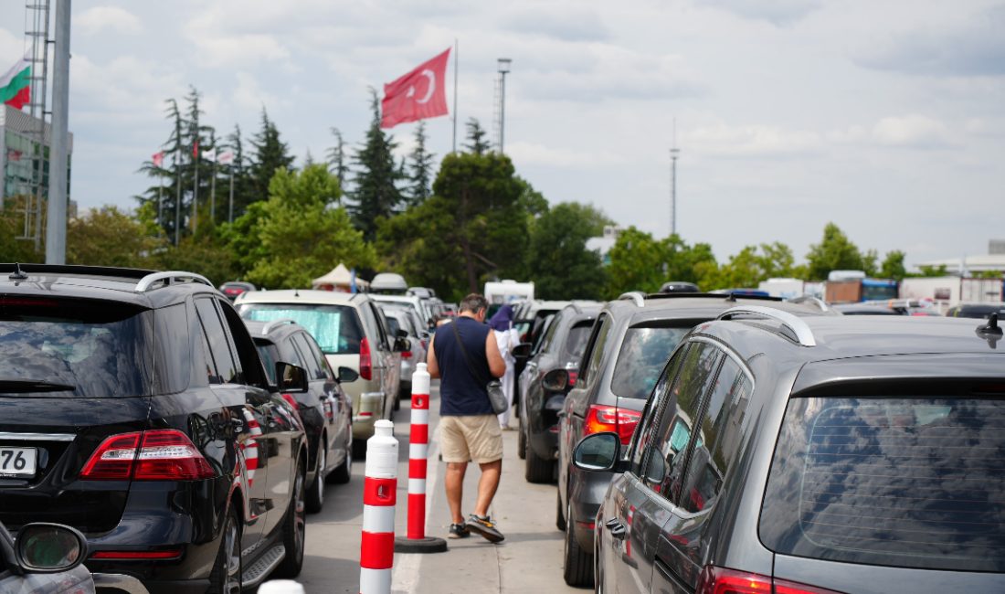 Yaz tatilini Türkiye'de geçiren gurbetçiler, memleketlerinden ayrılmanın hüznüyle Avrupa'ya dönüş