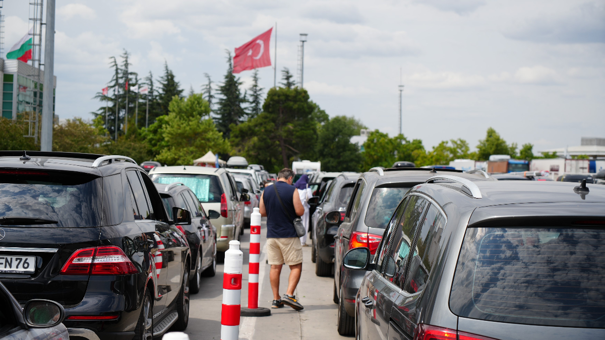 Yaz tatilini Türkiye'de geçiren gurbetçiler, memleketlerinden ayrılmanın hüznüyle Avrupa'ya dönüş