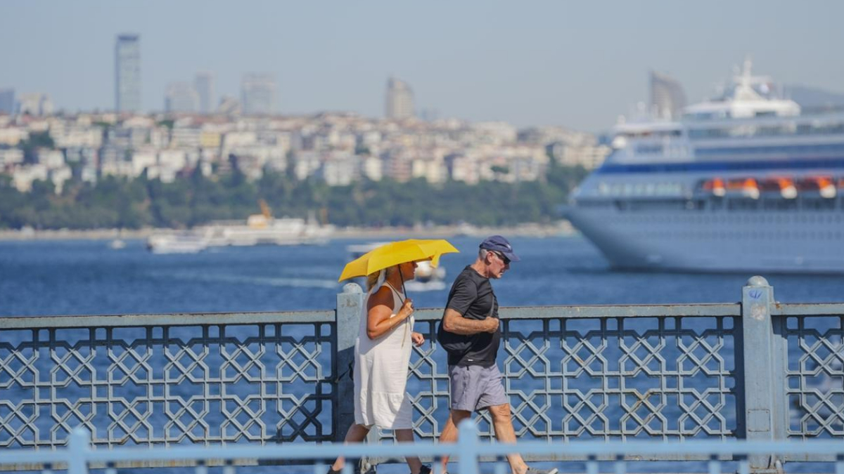 Hafta sonu yurt genelinde sıcak hava tesirini sürdürecek. Sıcaklıklar İstanbul'da