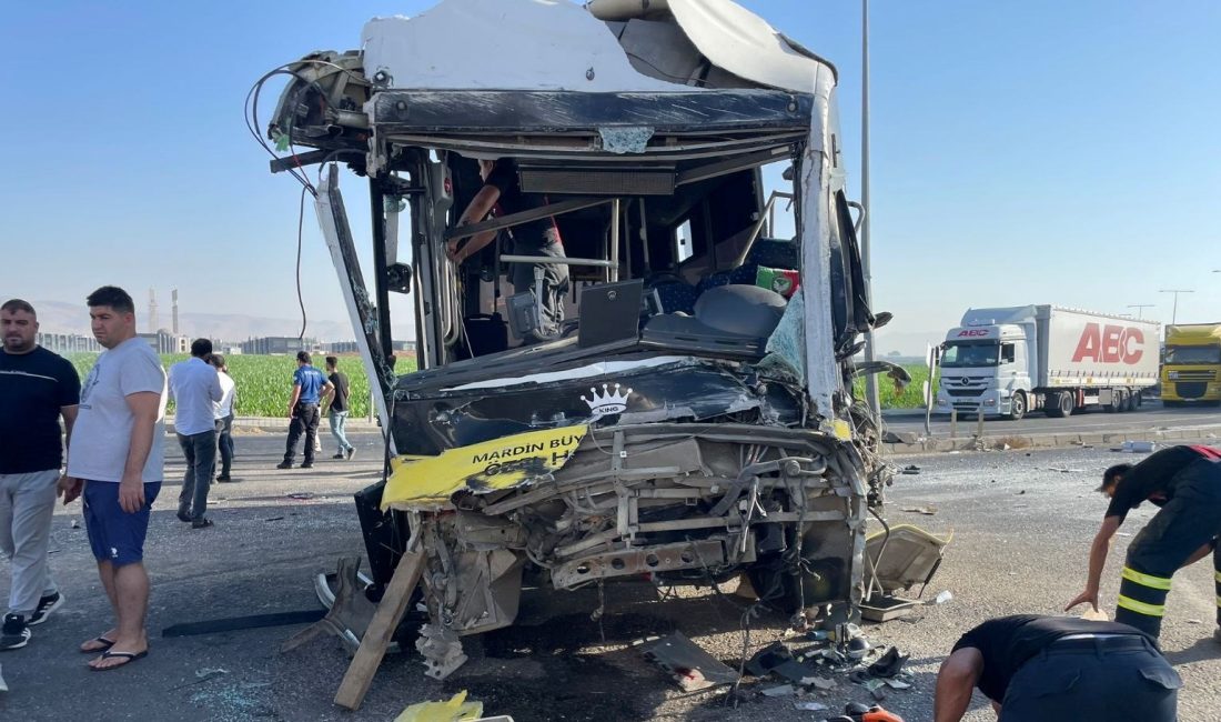 Mardin'in Kızıltepe ilçesinde halk otobüsü ile TIR çarpıştı. Kazada araçta