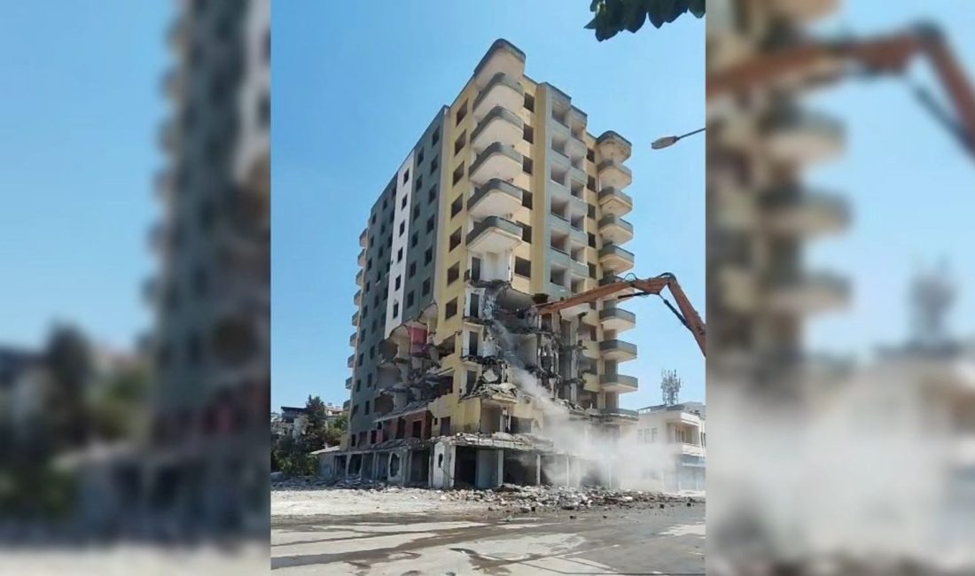 Kahramanmaraş sarsıntılarında ağır hasar alan Osmaniye'de bi bina orta hasarlı