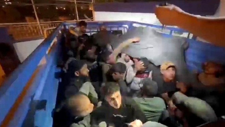 Hatay'da bir kamyonetin kasasında 42 kaçak göçmen yakalandı.