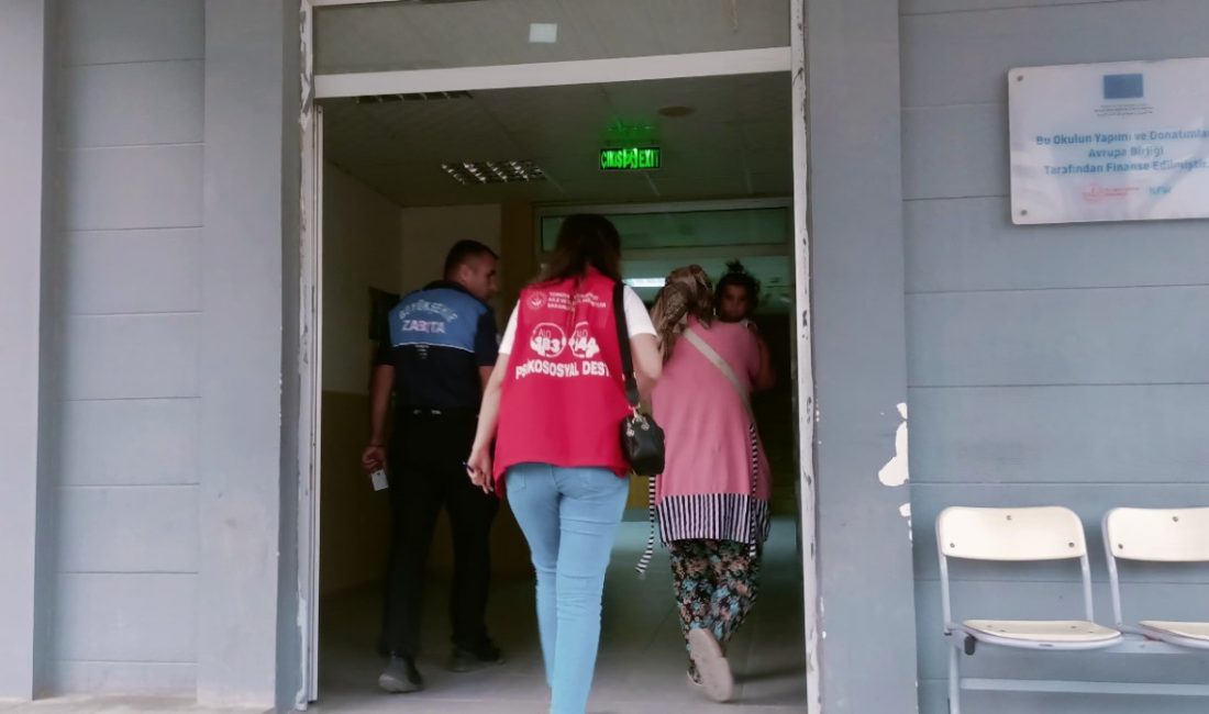 Kentte evlatlarıyla kapı kapı gezerek ve trafikte araçlardan para isteyerek
