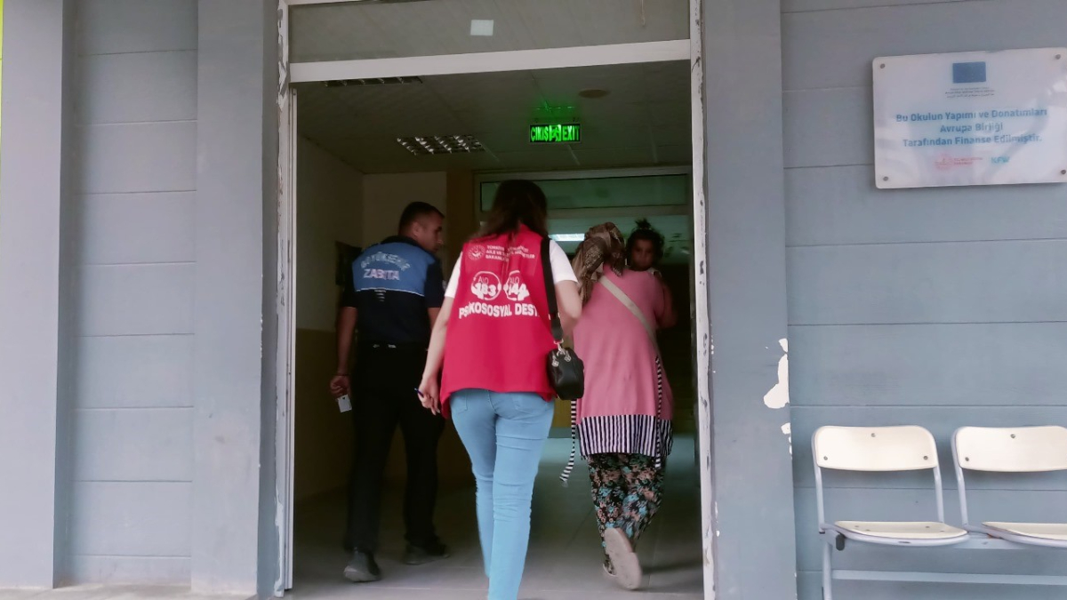 Kentte evlatlarıyla kapı kapı gezerek ve trafikte araçlardan para isteyerek