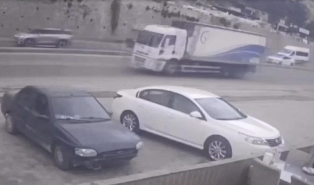 Hatay'da freni arızalanan tır, park halindeki vidanjöre çarptı. Tırın önüne