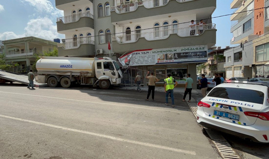Hatay'da freni boşalan arazöz, park halindeki araçlara ve bir iş