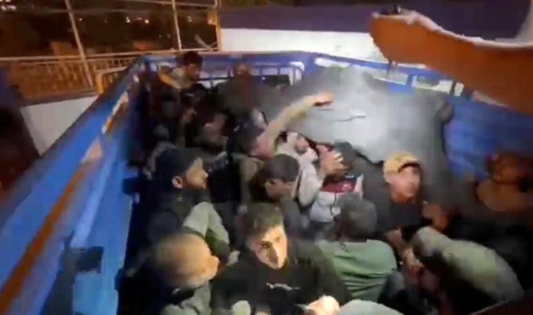 İl Emniyet Müdürlüğü takımlarının operasyonunda kamyonetin kasasında 42 kaçak göçmen