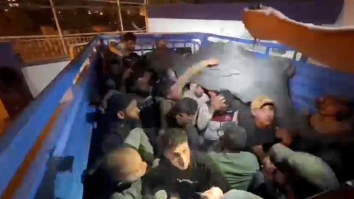 İl Emniyet Müdürlüğü takımlarının operasyonunda kamyonetin kasasında 42 kaçak göçmen