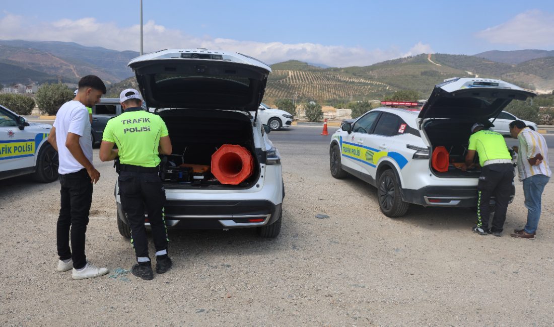 Kentte polis takımları tarafından drone'lu trafik kontrolünde, kurallara uymayan şoförlere,