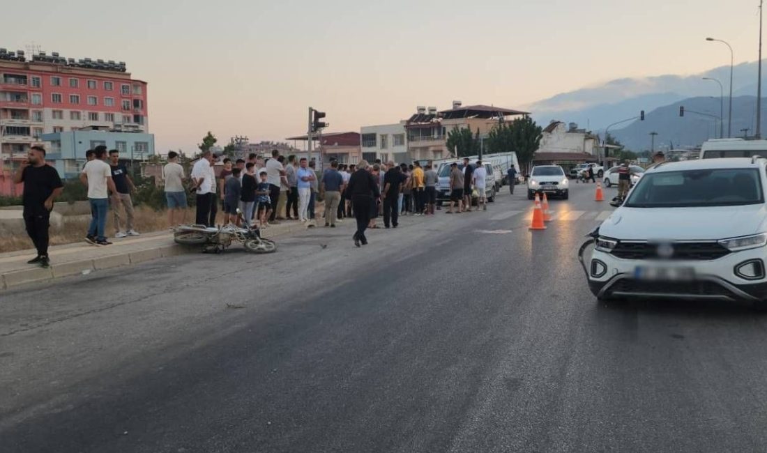 Hatay'da araba ile çarpışarak devrilen motosikletin şoförü öldü.