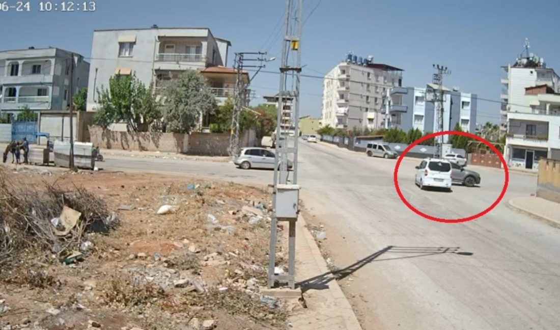 Hatay'da önündeki aracı sağdan sollamak isteyen arabanın, hafif ticari araçla
