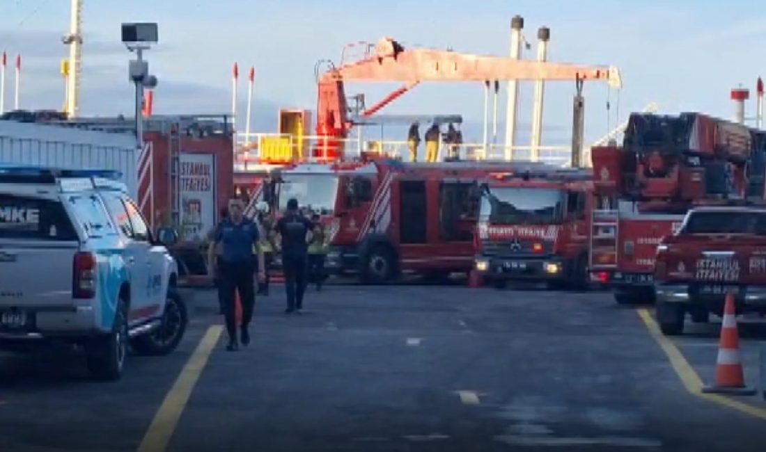 Haydarpaşa’da yakıt ikmal gemisinde yangın çıktı. Olay yerine çok sayıda