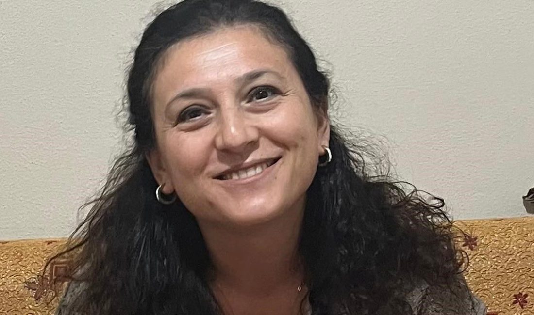 Aydın'ın Söke ilçesinde kapısı açık olan minibüsten bir bayan düştü.