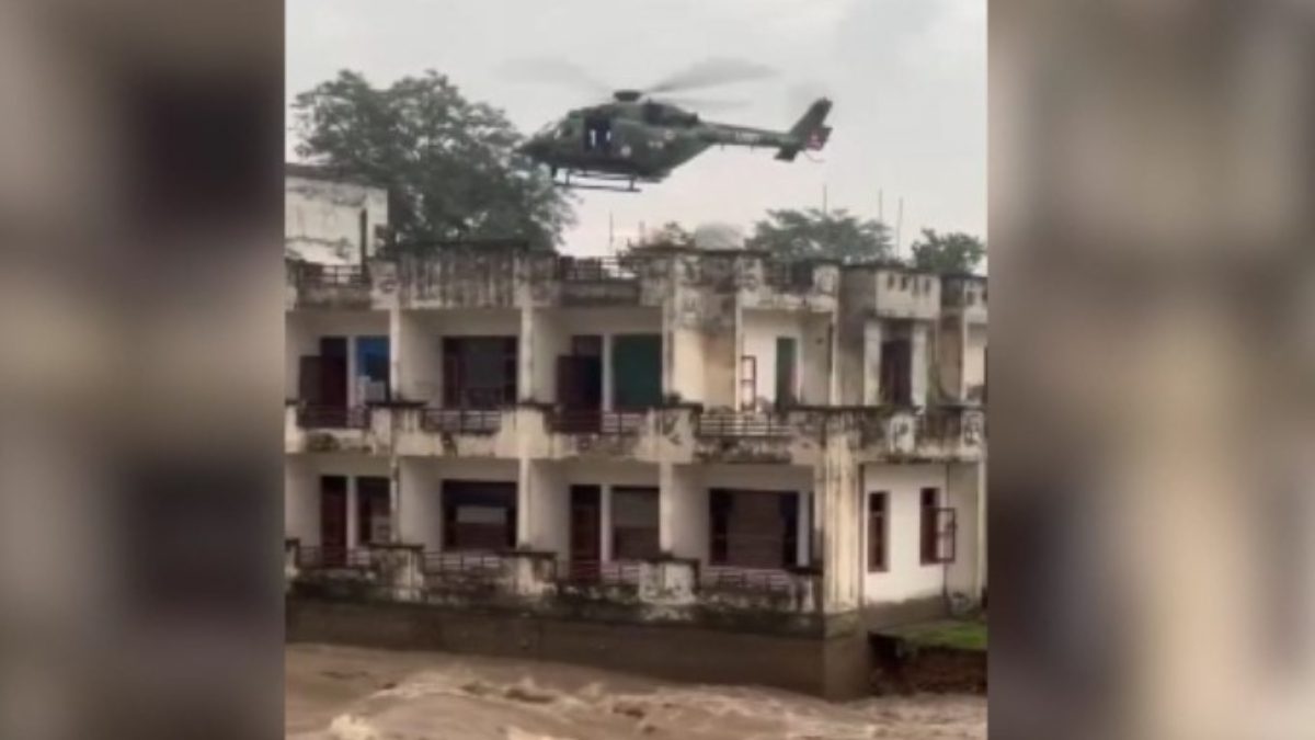 Hindistan’daki selde, tahliye operasyonu sırasında ırmak kenarındaki bina yıkıldı