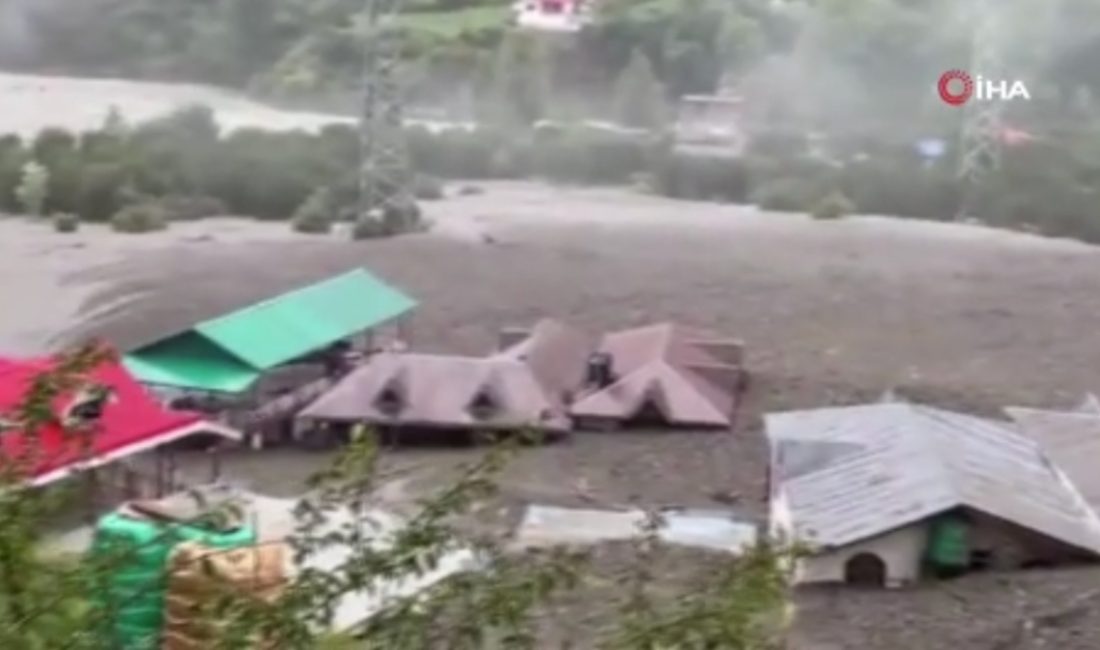 Uttarakhand eyaletinde meydana gelen sel felaketinde bir köy sular altında