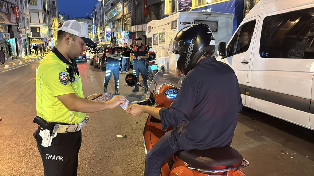 İstanbul genelinde yapılan kontrollerde çeşitli kabahatlerden aranan 292 kişinin de